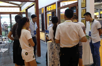 那么在展會現(xiàn)場我們應(yīng)該注意什么？