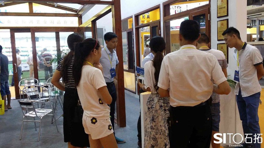 那么在展會現(xiàn)場我們應(yīng)該注意什么？